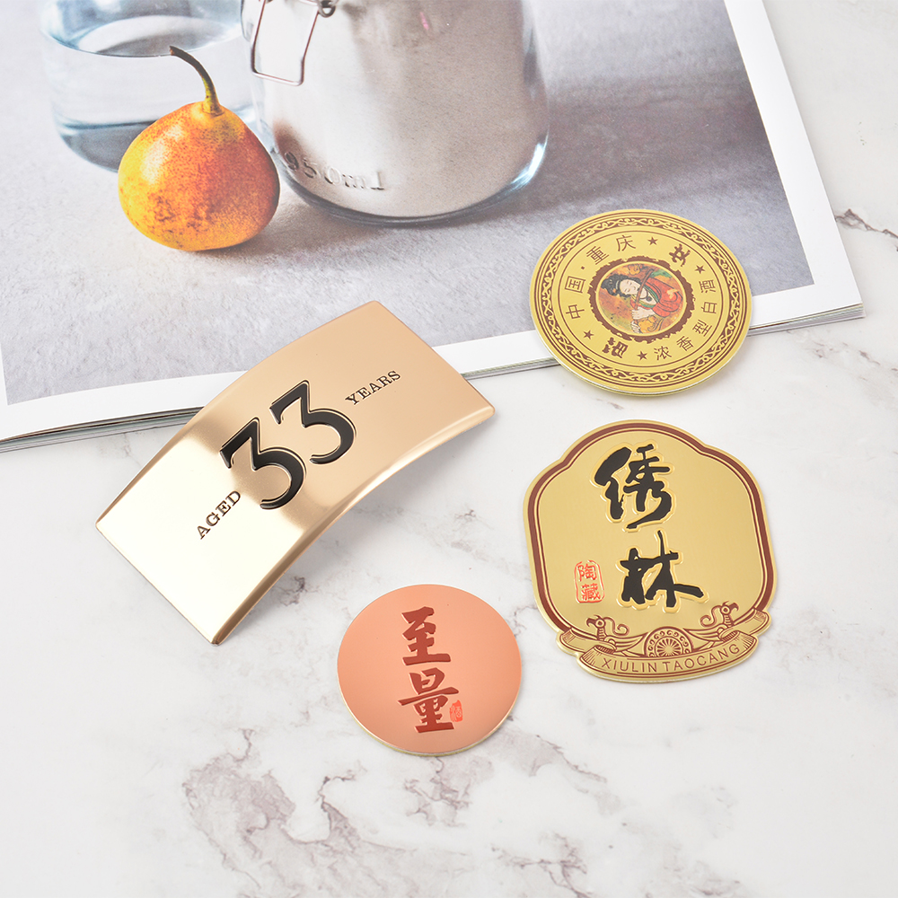 中国工厂生产的瓶用铝金属贴纸自粘金属铭牌箔压花弯曲贴纸酒标